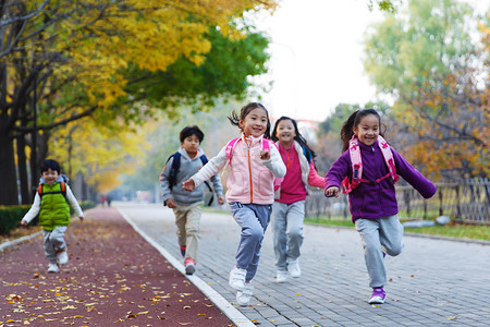 欢乐的小学生在户外奔跑