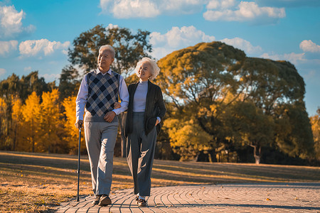 舒适图片摄影照片_时尚的老年夫妇在公园里散步