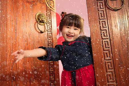 伸手的儿童摄影照片_快乐的小女孩庆祝新年