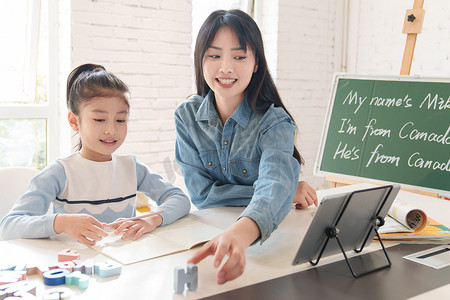 辅导老师摄影照片_家教老师辅导小学生学习英语