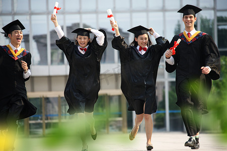 四个身穿学士服的大学生