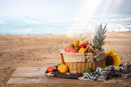 沙滩日光浴摄影照片_沙滩上的水果