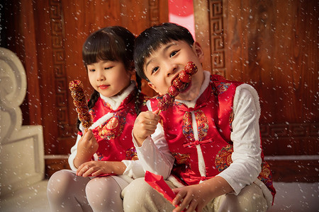 儿童红包摄影照片_吃冰糖葫芦的可爱男孩女孩