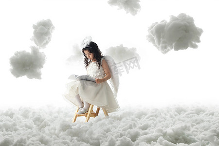 坐在梯子上看书的小天使