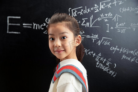 数学家摄影照片_小女孩站在黑板前