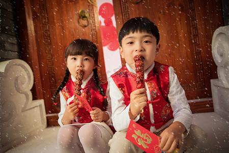 儿童红包摄影照片_吃冰糖葫芦的可爱男孩女孩