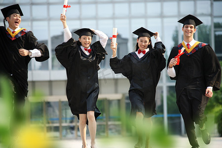 穿学士服图片摄影照片_四个身穿学士服的大学生