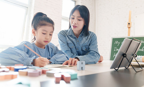 辅导老师摄影照片_家教老师辅导小学生学习英语