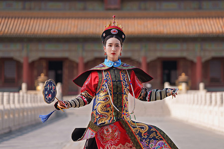 清朝皇宫摄影照片_身穿清宫服的青年女人