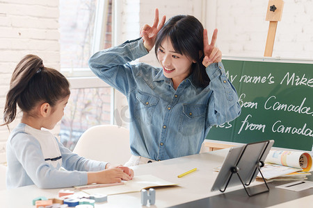 家教老师辅导小学生学习英语