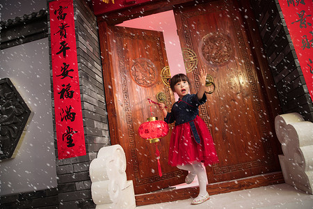 新年新年大门摄影照片_雪中的小女孩手提红灯笼庆祝新年