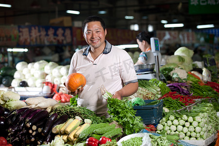 一个菜农在菜市场里卖菜