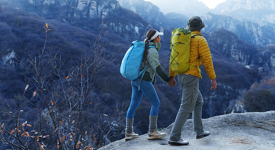彩色岩石摄影照片_户外登山的青年伴侣