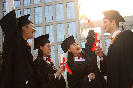 四个身穿学士服的大学生