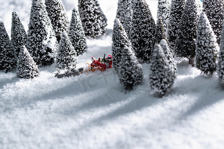 驯鹿摄影照片_雪地上驯鹿拉着圣诞老人