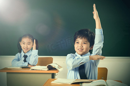 举手图片摄影照片_小学生在教室里上课