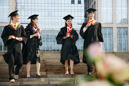 四个身穿学士服的大学生