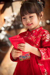 儿童红包摄影照片_可爱的小女孩拿着红包