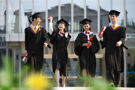 穿学士服图片摄影照片_四个身穿学士服的大学生