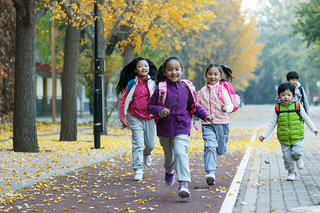 欢乐的小学生在户外奔跑