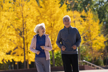 跑步黄色摄影照片_老年夫妇在户外跑步