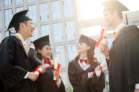 穿学士服图片摄影照片_四个身穿学士服的大学生