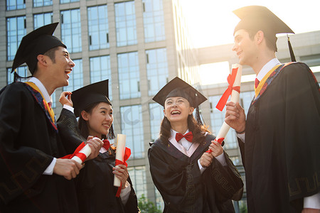 大学生图片摄影照片_四个身穿学士服的大学生