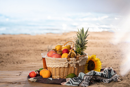 美味菠萝摄影照片_沙滩上的水果