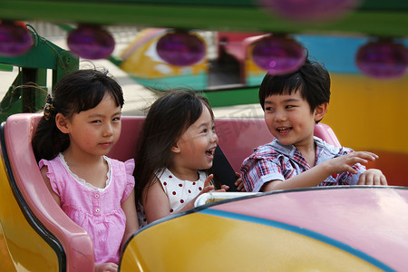 可爱设施摄影照片_东方儿童在户外玩耍