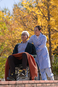 护士推着坐在轮椅上的老人散步