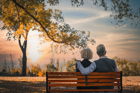 退休生活图片摄影照片_幸福的老年夫妇坐在长椅上看风景