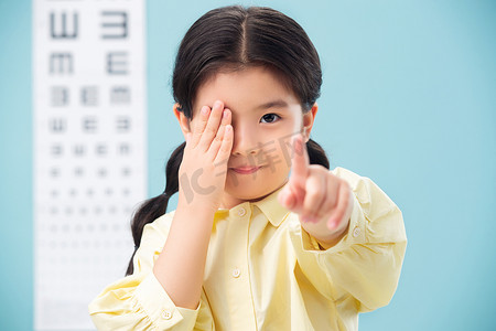小女孩测视力