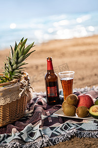 美味菠萝摄影照片_沙滩上的水果和饮料