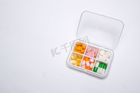 药健康摄影照片_装满多色药丸的药盒