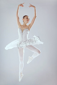 芭蕾摄影照片_青年女人跳芭蕾舞