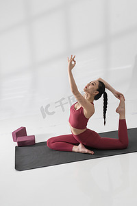年轻女人练习瑜伽