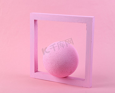 粉色背景下的粉红框架和球体.几何形状的场景。简约主义色彩斑斓