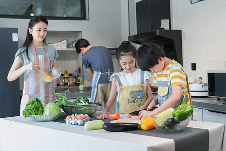 烹调摄影照片_年轻父母教孩子学做饭