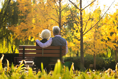 幸福的老年夫妇坐在长椅上看风景