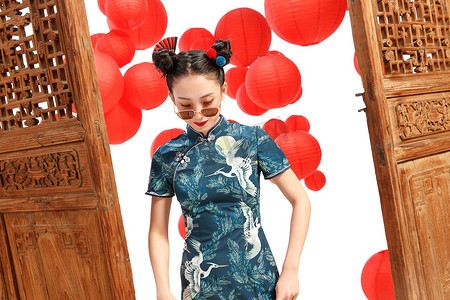 中式装饰花纹摄影照片_站在中式门前的漂亮女人
