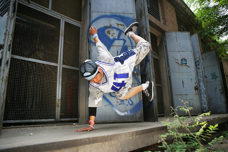 男青年在798艺术区玩街舞