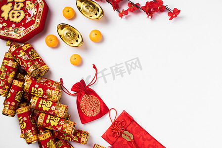 中秋节期间，首映平平铺喜庆的中国新年或农历新年装饰品，以白底相间的复制空间(汉字