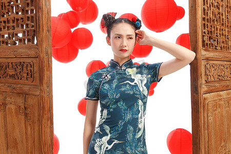 中式装饰花纹摄影照片_站在中式门前不开心的女人