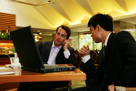 中外交流摄影照片_中外商务人士在酒店餐厅交谈