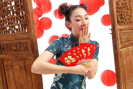 手拿福字摄影照片_新年拿着红包的快乐女人
