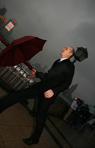 阴雨天外滩黄浦江边一位外国商务人士拿伞行走
