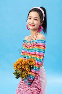 时尚个性的年轻女孩捧着向日葵