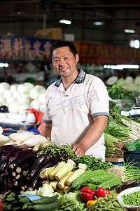 一个菜农在菜市场里卖菜