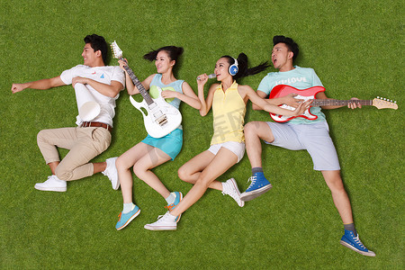 青年男女躺在草地上弹吉他