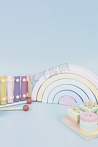 彩虹儿童摄影照片_儿童玩具系列。浅蓝色背景的木制彩虹、教育和音乐宝宝玩具